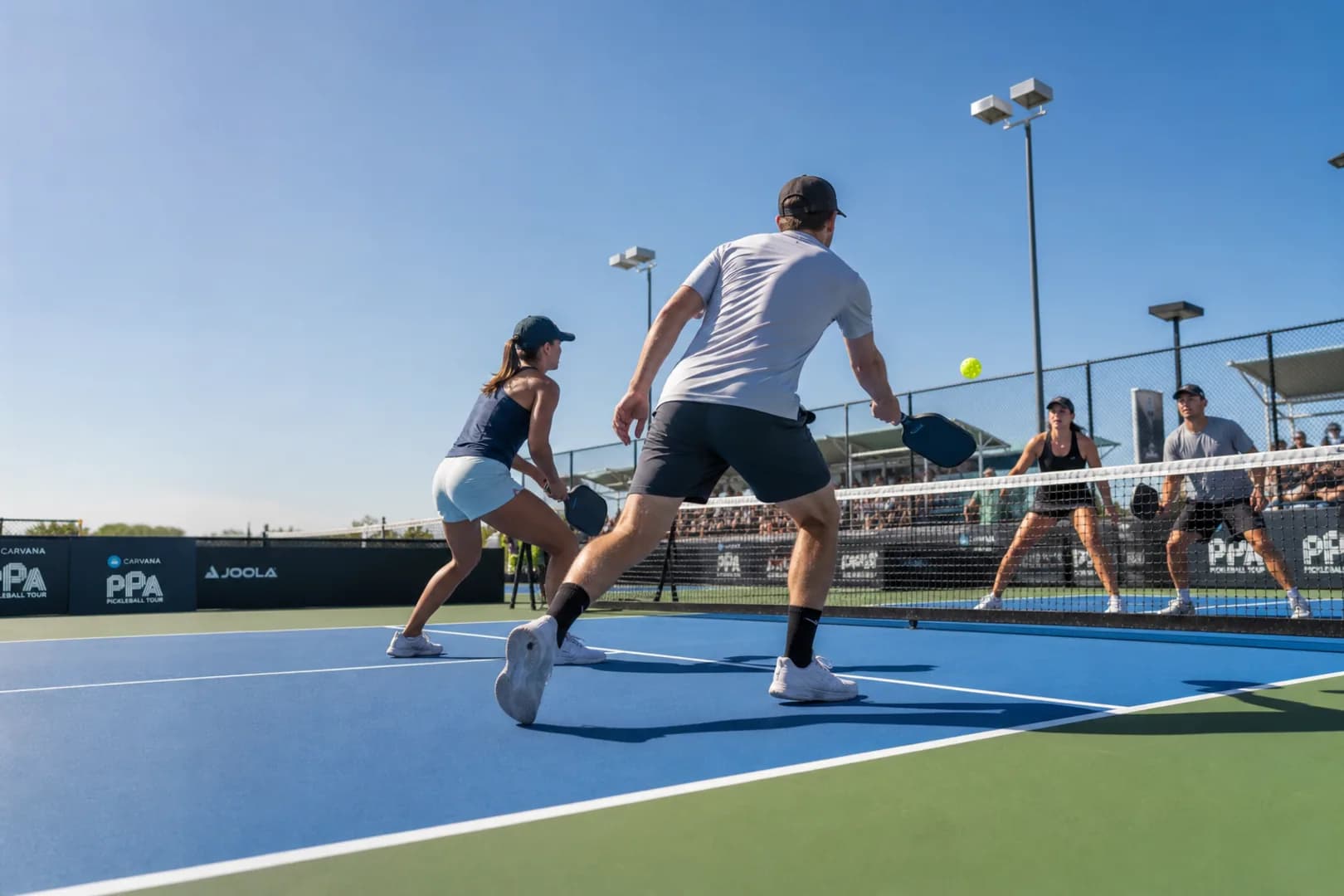 Dupla de pickleball em ação durante volley na cozinha